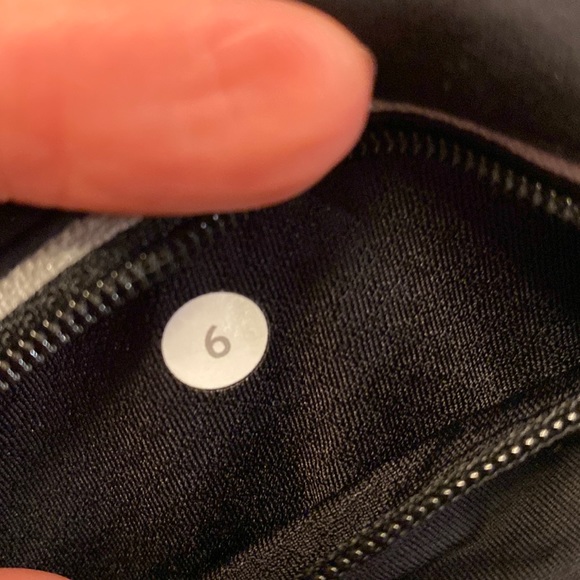 Lululemon Speed Up Lined Shorts 2.5" in Black, Size 6 - Picture 6 of 7